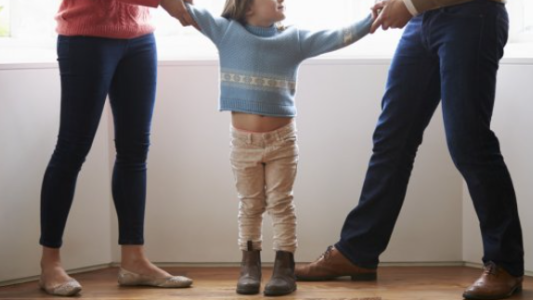 Una mamá irá presa por esconder una grabadora en el pelo de su hija y escuchar sus conversaciones