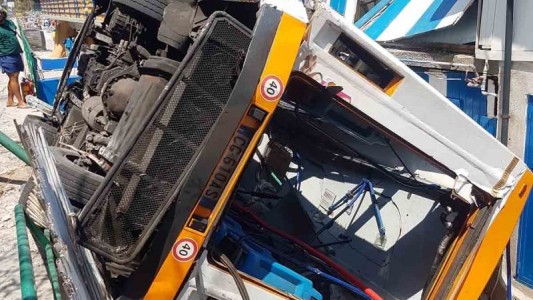 Cayó un minibús por acantilado en isla italiana de Capri: un muerto y más de una docena de heridos