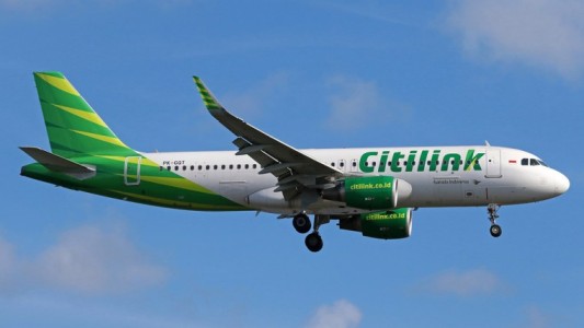 Tiene coronavirus, se disfrazó de mujer y viajó en avión con un PCR falso