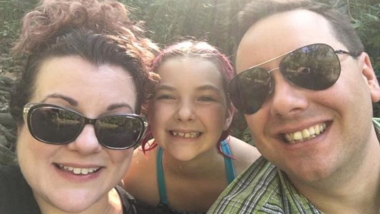 El hombre que cree que vive en la década del 90: olvidó a su esposa y a su hija