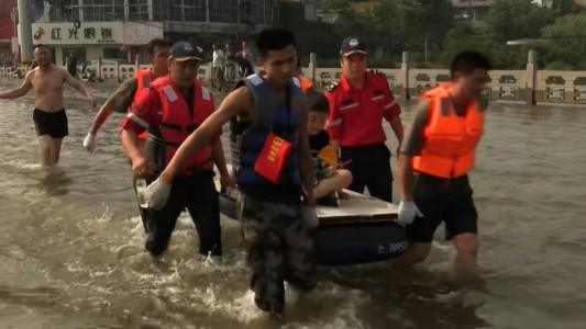 Nuevas inundaciones anegan China en medio del avance de un tifón
