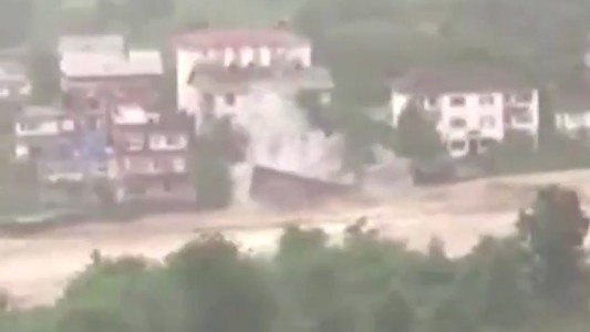 El momento en que una casa es arrastrada por las intensas inundaciones