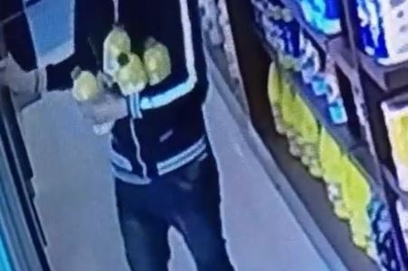 Escrachan a ladrón que se llevó bebidas de un bar y lo desafían a volver