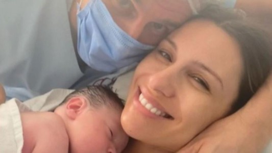 Pampita compartió las fotos del parto de su hija