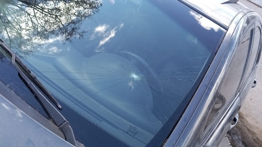 En un arrebato de furia, le destrozó el parabrisas del auto con un cortafierro y quedó detenida