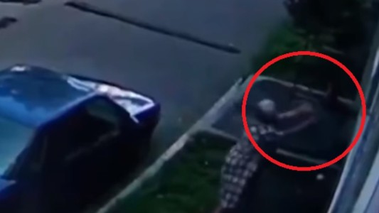 Video: una abuelita atrapó en el aire a un bebé que cayó desde un segundo piso