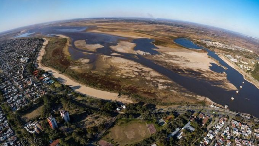 Construyen un dique y colocan dos bombas de agua en Paraná por la bajante del río