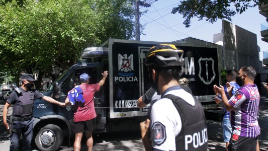 Siete Policías sancionados por estar en una fiesta clandestina: la finca era de un preso