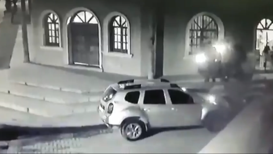 Les robaron parte del asado que hacían en la vereda