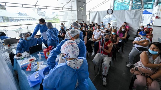 Pfizer anunció que una tercera dosis de su vacuna contra el coronavirus aumenta hasta 11 veces la protección contra la variante Delta