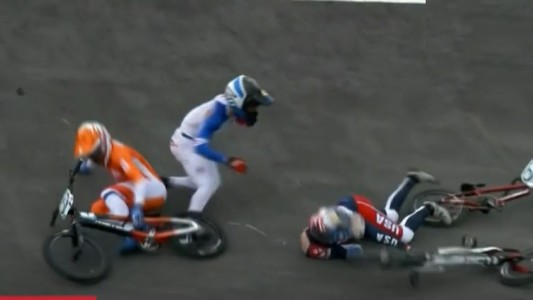Tres ciclistas fuera de competencia y uno hospitalizado: susto en el BMX en los Juegos Olímpicos