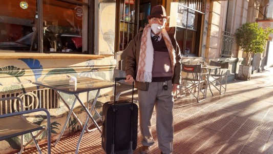 Tiene 90 años y sigue trabajando de lo que más ama: Es vendedor ambulante