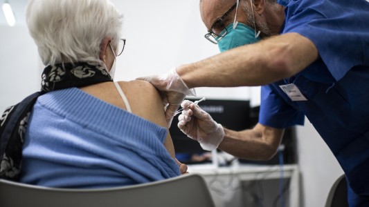 Italia ya vacunó con dos dosis contra el coronavirus a más del 60% de los mayores de 12 años