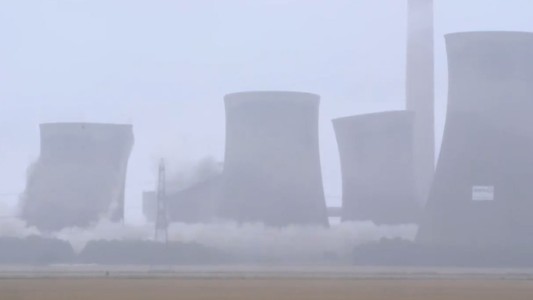 El impactante momento de la demolición de una central eléctrica