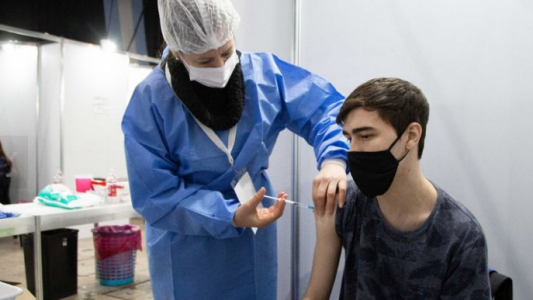 Desde mañana vacunarán a adolescentes de entre 12 y 17 años con las dosis de Moderna