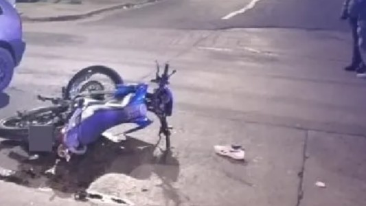 Un policía chocó y quedó tirado: le robaron el arma