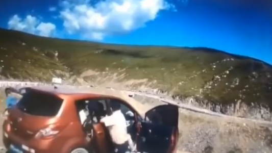 Video: estacionó en un mirador, no puso el freno de mano y cayó al vacío