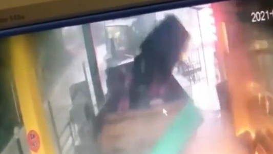 Un hombre se salva por centímetros de ser aplastado por una enorme roca