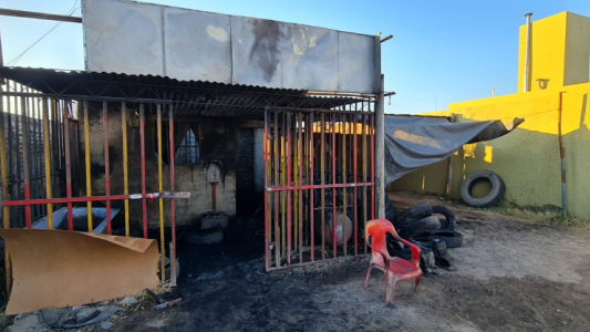 Incendio gomería barrio Los Robles, el fuego se llevó todo