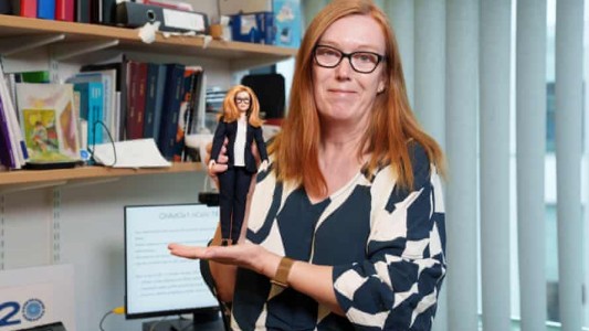 Lanzaron una Barbie en homenaje a la científica creadora de una vacuna contra el coronavirus