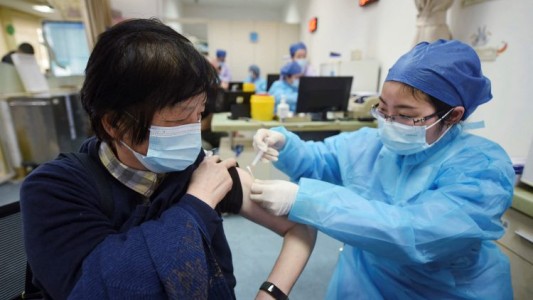 China aísla una ciudad y se agrava su rebrote de coronavirus