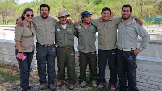Un cuidador alimentaba un mono, el animal lo mordió y terminó en el hospital
