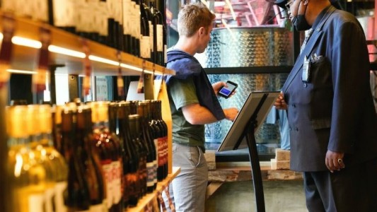 Nueva York se convirtió en la primera ciudad de EEUU en exigir pase sanitario