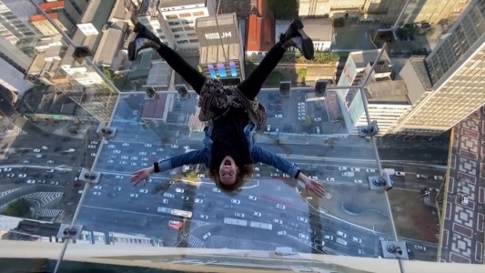 Para valientes: inauguran un mirador de cristal en el piso 42 de un edificio