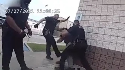 Indignación por policías que golpean a una joven discapacitada