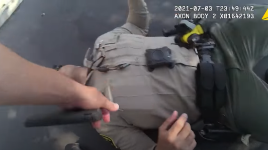 Impactante video: un Policía entró en contacto con una droga y quedó al borde de la muerte