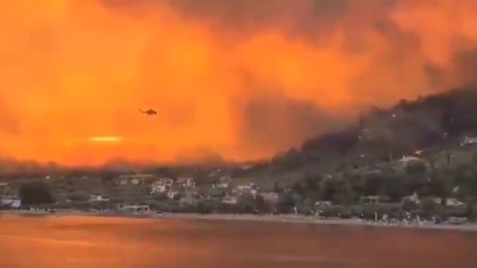 Arde Grecia: las llamas acorralan las ruinas de Olimpia