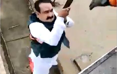 Funcionario intenta rescatar inundados y termina evacuado por un helicóptero