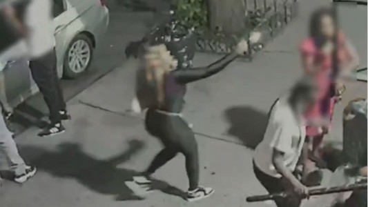 El momento en que una mujer le dispara en la nuca a otra en plena calle