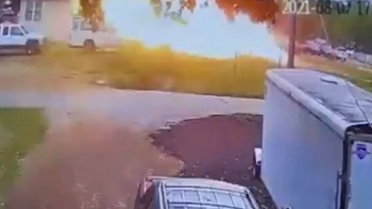 El momento en que un avión monomotor se estrelló contra una casa