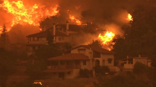 El fuego sin control arrasa la isla griega de Eubea