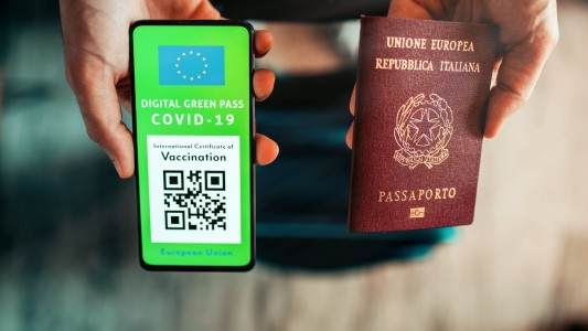 Italia: Desmantelan 32 canales de Telegram que vendían "pases verdes" falsos