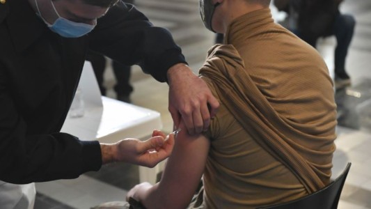 Cuál es el porcentaje de vacunación al que debería llegarse para lograr frenar a la variante Delta del Covid