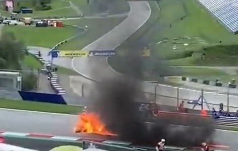 El momento en que un piloto se incendia en la pista tras sufrir un accidente