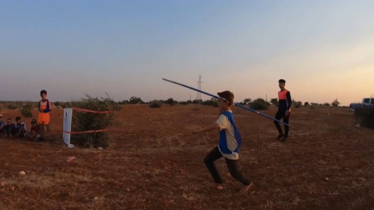 Niños disfrutan de "Juegos de los desplazados" en medio de la guerra