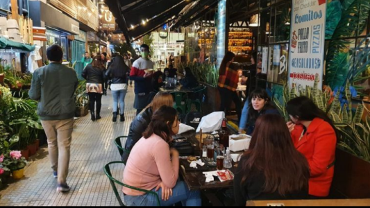 Incentivo municipal para jóvenes vacunados: entradas gratis, promociones en bares y otros beneficios