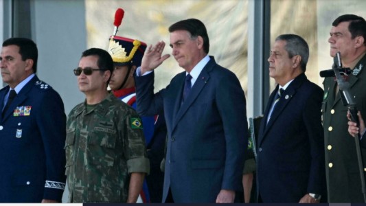 Bolsonaro participa de un polémico desfile de tanques militares en Brasilia