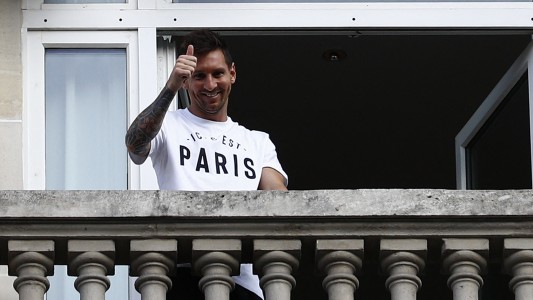 Lionel Messi salió al balcón del hotel y saludó a los hinchas del PSG