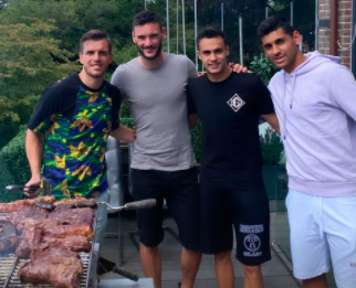 El Cuti Romero a puro asado de bienvenida en Inglaterra