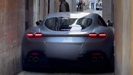 Una Ferrari de 230.000 euros quedó atascada en una calle de Roma