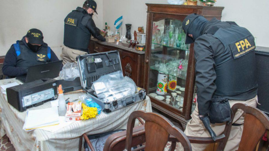 En el interior, un locutor y un profe de danzas vendían drogas como segundo “trabajo”