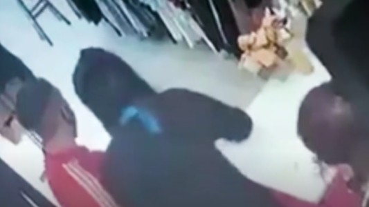 Ladrón abusador: entra robar en comercios y besa a las víctimas