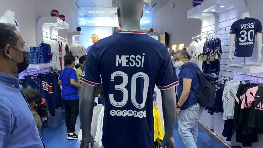 Locura en París: largas colas para conseguir la camiseta 30 de Lionel Messi