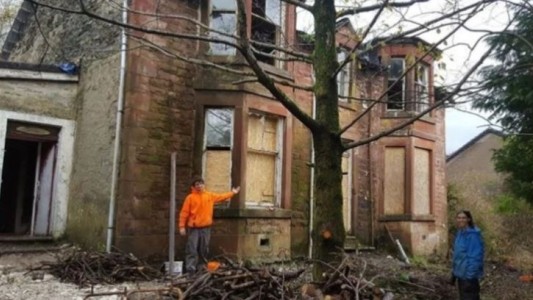 Fue a una subasta y por error compró una mansión de 120 años en ruinas