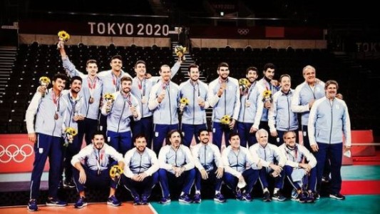 El seleccionado masculino de vóleibol llegó al país tras su histórico bronce en Tokio 2020