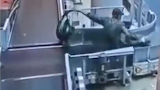 Hombre ebrio intenta salir a la pista de un aeropuerto